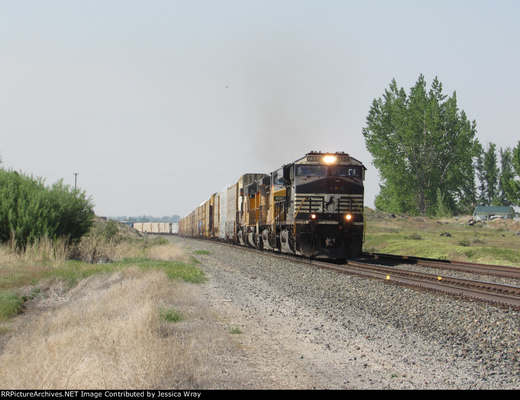 NS 7554 leads an eastbound manifest out of Nampa